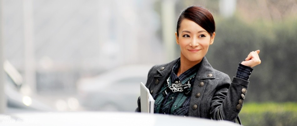 高清组图:《爱出色》全国热映 朱虹变身时尚丽人_高清图集_新浪网