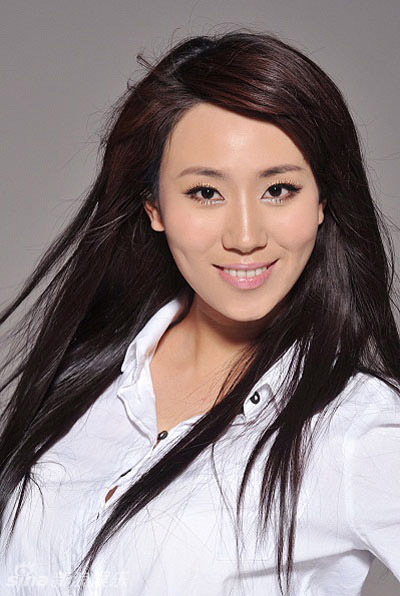 时装装扮的卢卓婕同样气质不凡,黑白纯色系写真中彰显出她含蓄内敛却