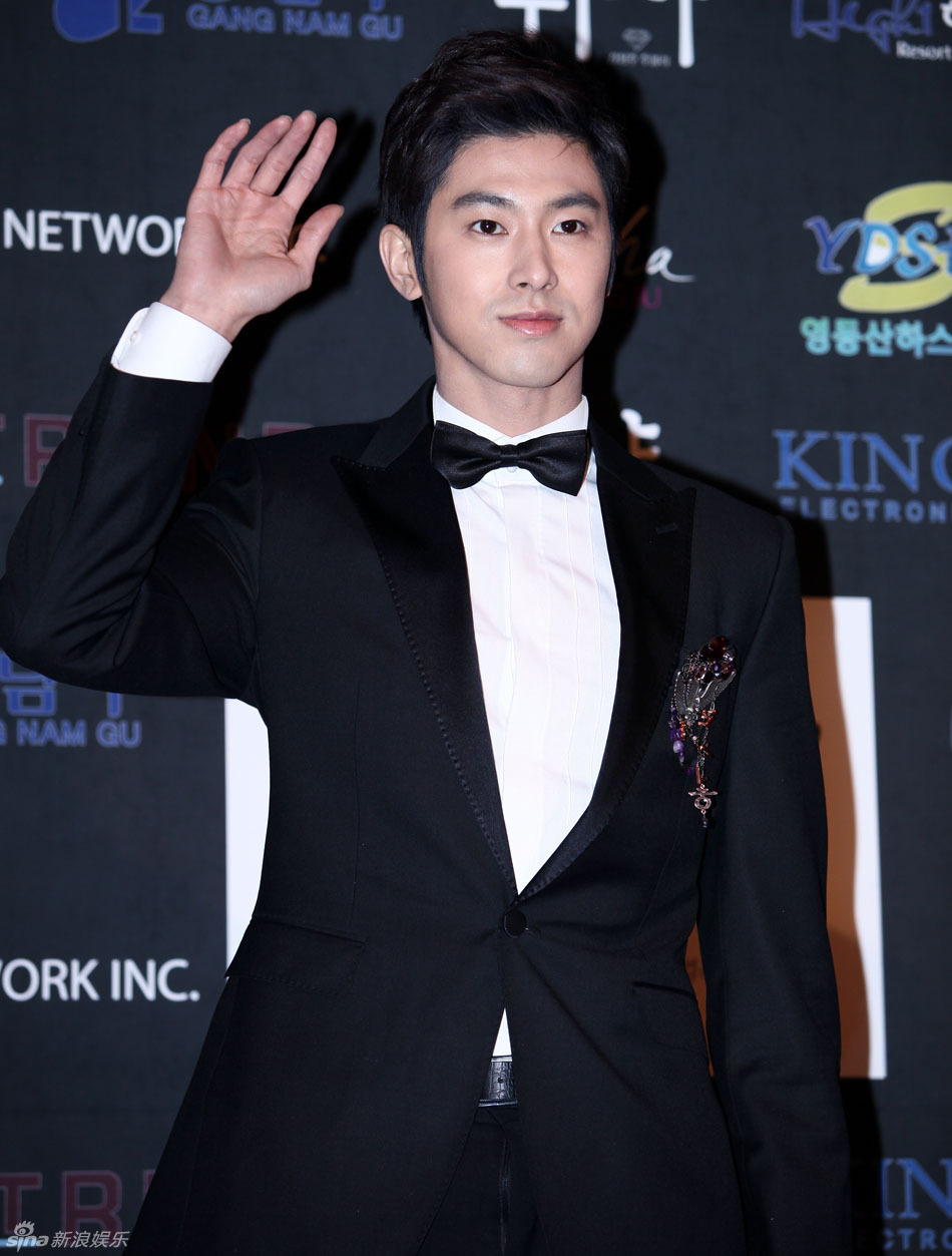 组图:宋允儿李敏贞参加珠宝奖 郑允浩2pm型男本色_高清图集_新浪网