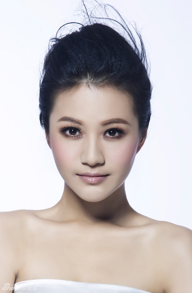 新浪娱乐讯 在刚刚出炉的一组最新写真中,杨渝渝以一席简约清新的白色