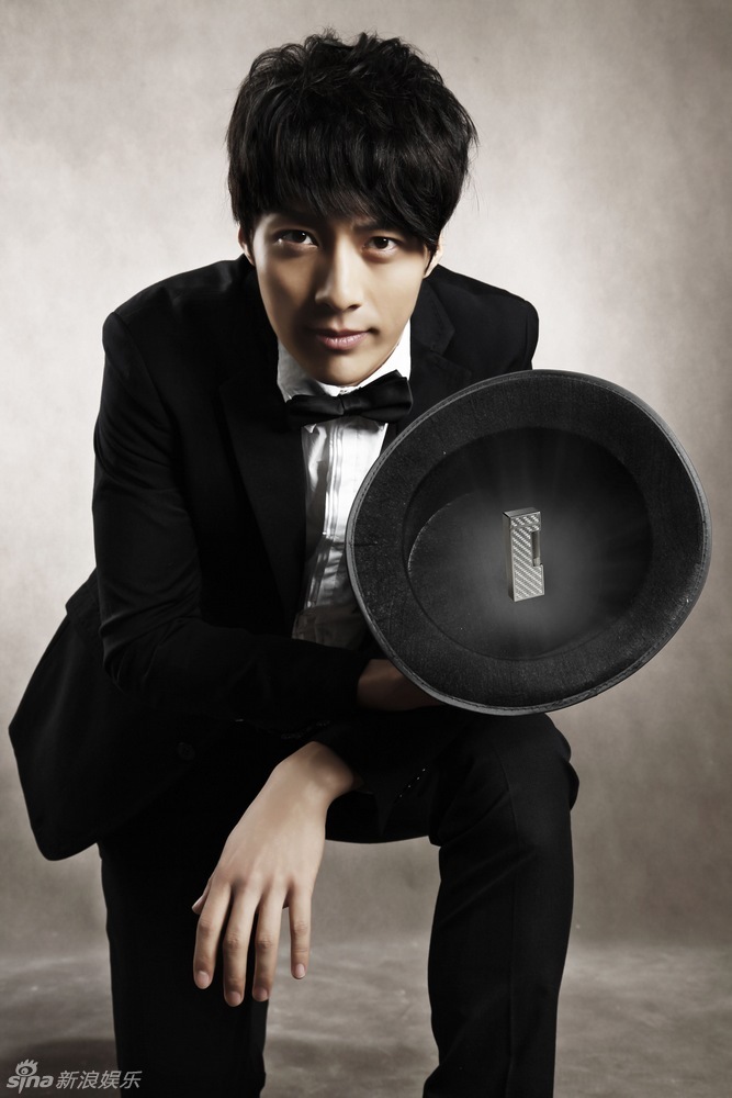 杨金承为杂志拍大片 化身帅气魔术师[5p]