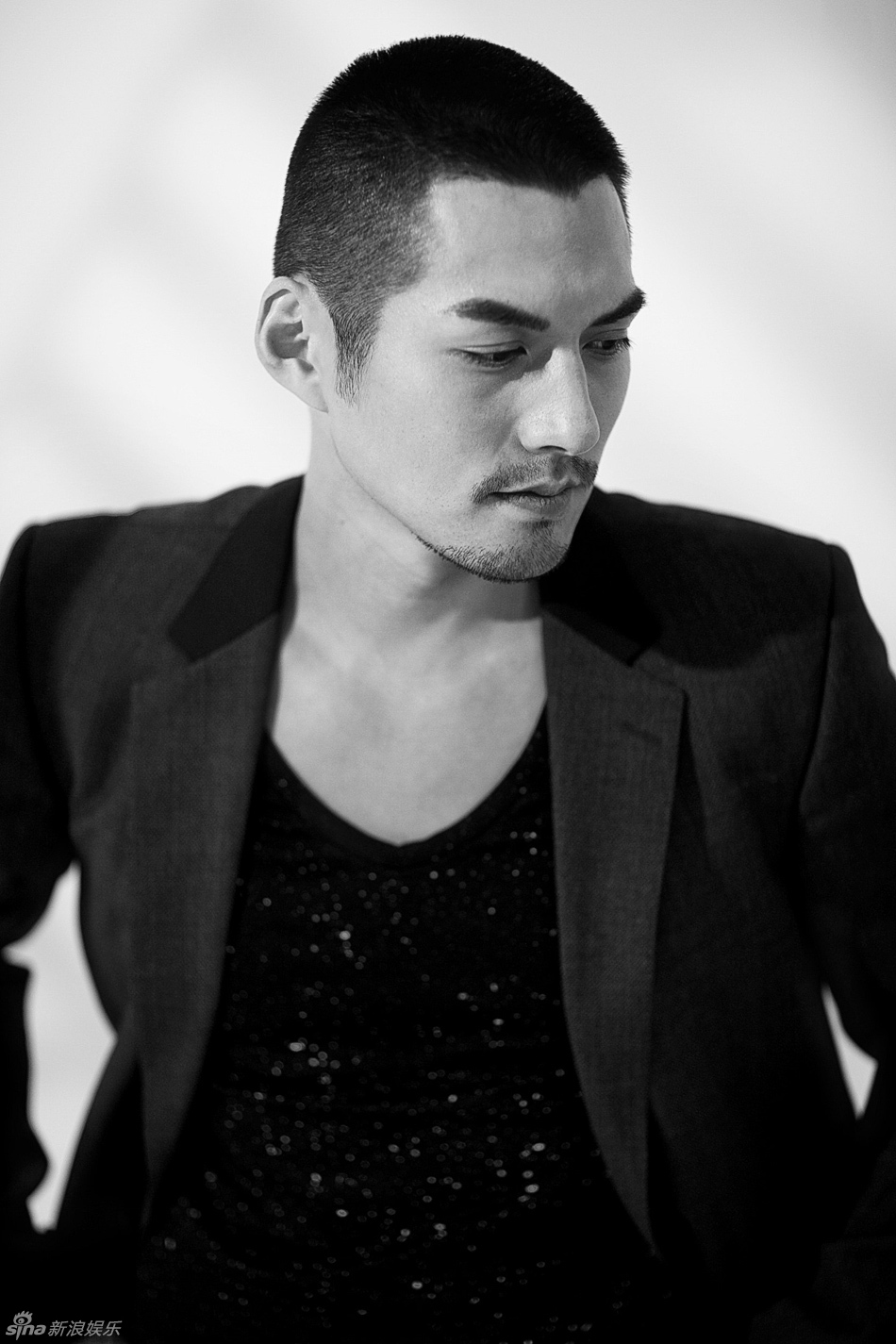 严宽成功转型硬汉 黑白写真粗犷中铁汉柔情[6p]