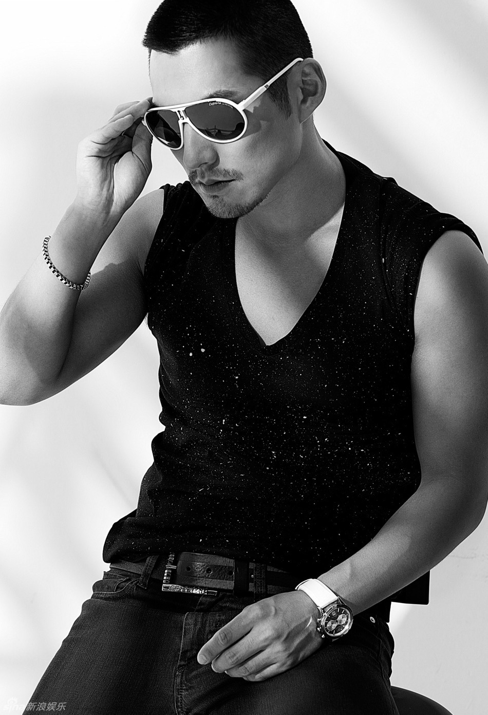 组图:严宽成功转型硬汉 黑白写真粗犷中铁汉柔情_高清图集_新浪网