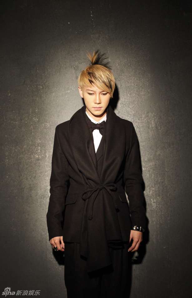 组图:hit-5拍黑色系写真 乖乖男变酷型魅男_高清图集_新浪网