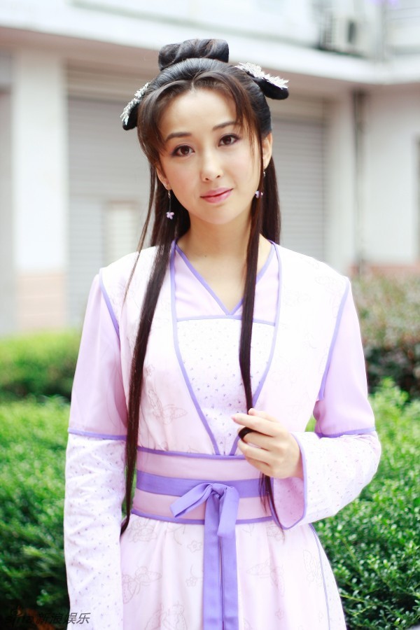 新浪娱乐讯 近日,电视剧《济公2》曝出演员杜晓婷的一组古装造型.