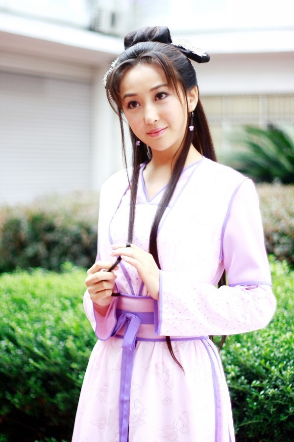 新浪娱乐讯 近日,电视剧《济公2》曝出演员杜晓婷的一组古装造型.