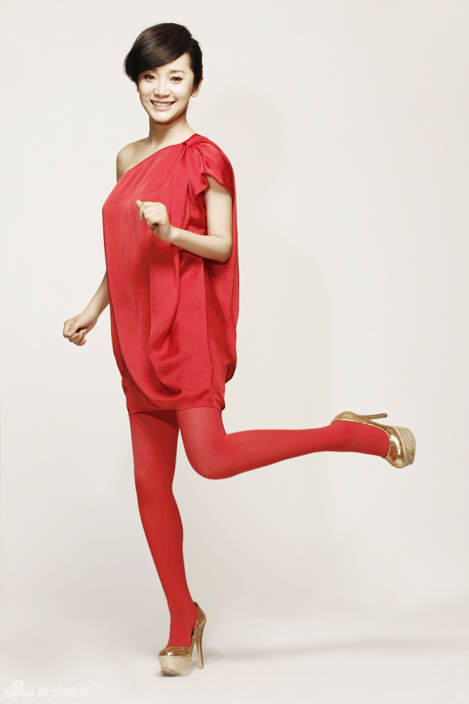 组图:陶飞霏一改朴素形象 圣诞红妆秀青春活力_高清图集_新浪网