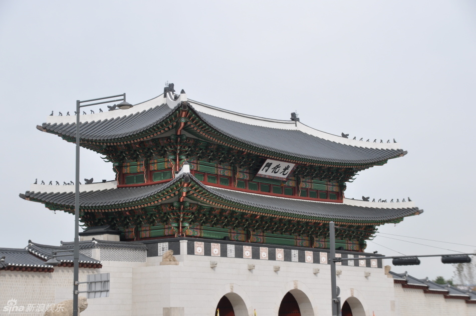 世宗路原名六曹路,早在"李氏朝鲜"时代就是首都汉城最主要的大街.