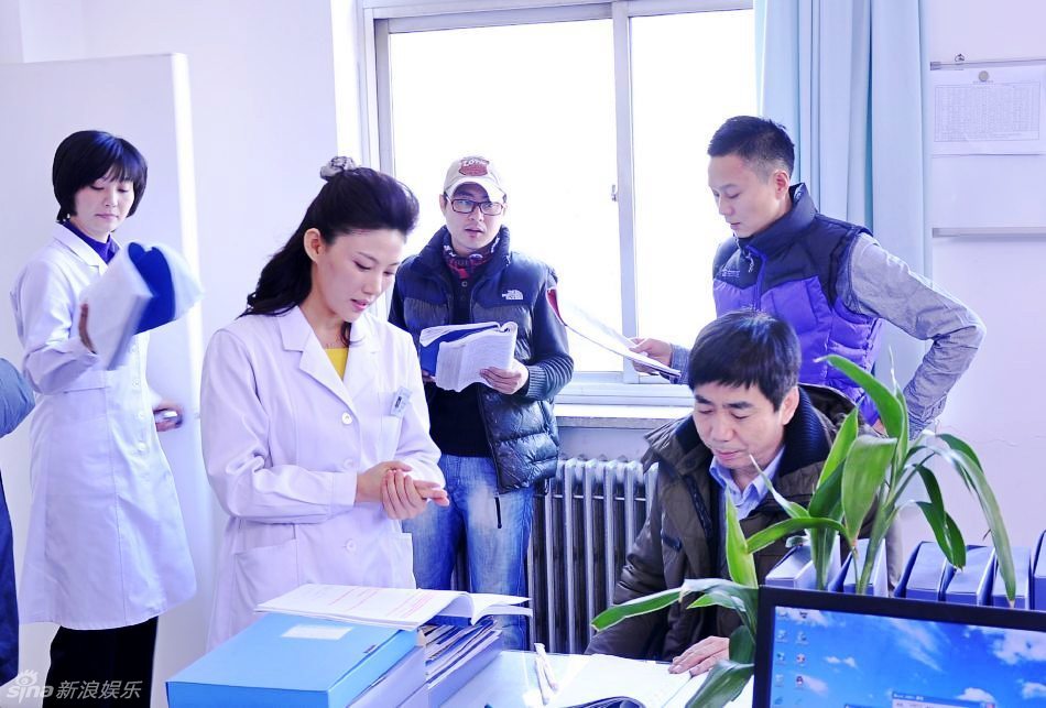 组图:聂鑫变身美女医生 与徐帆范明医院"耍贫嘴"_高清图集_新浪网