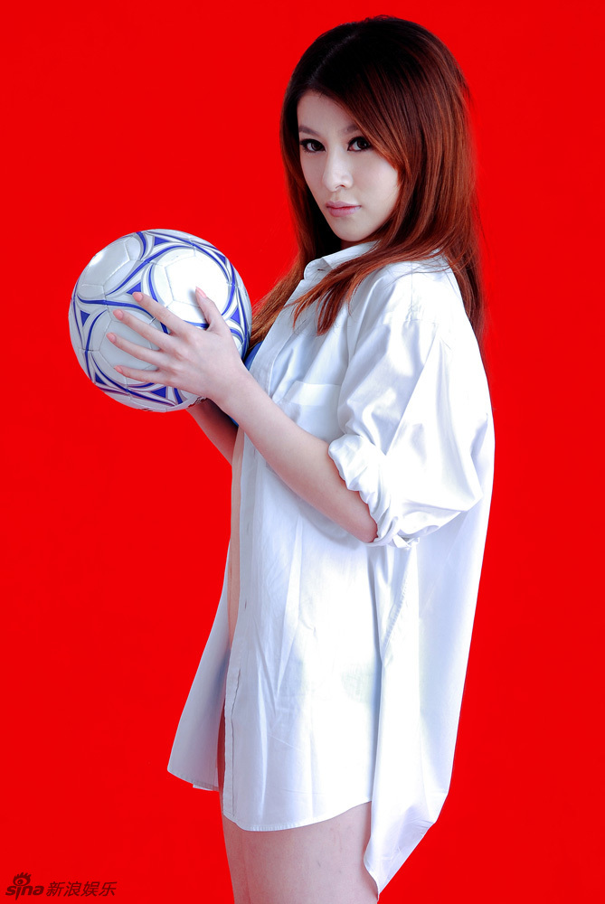 新浪娱乐讯 王月雯突破尺度,拍摄一组性感比基尼写真,大秀性感美背