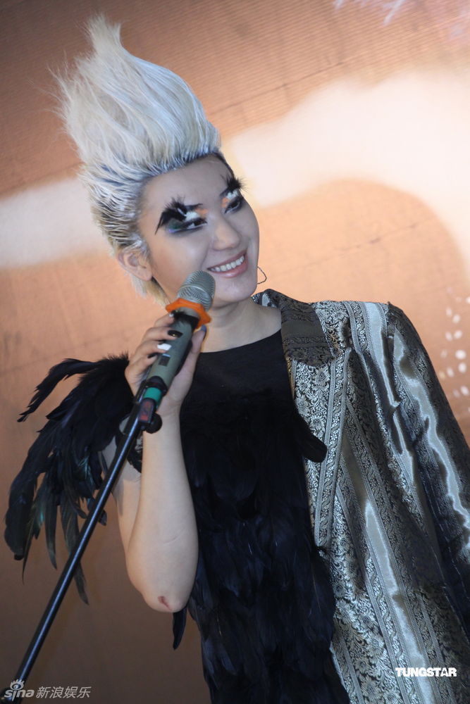 组图:尚雯婕金发直立 穿夸张高跟鞋差点摔倒_高清图集_新浪网