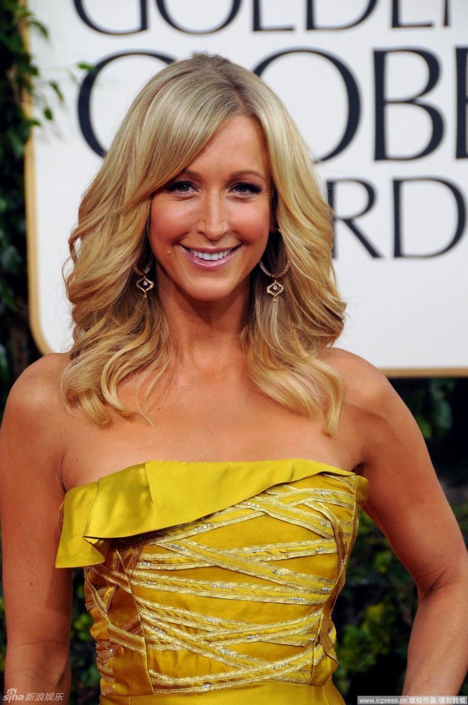 劳拉-斯宾塞微笑致意