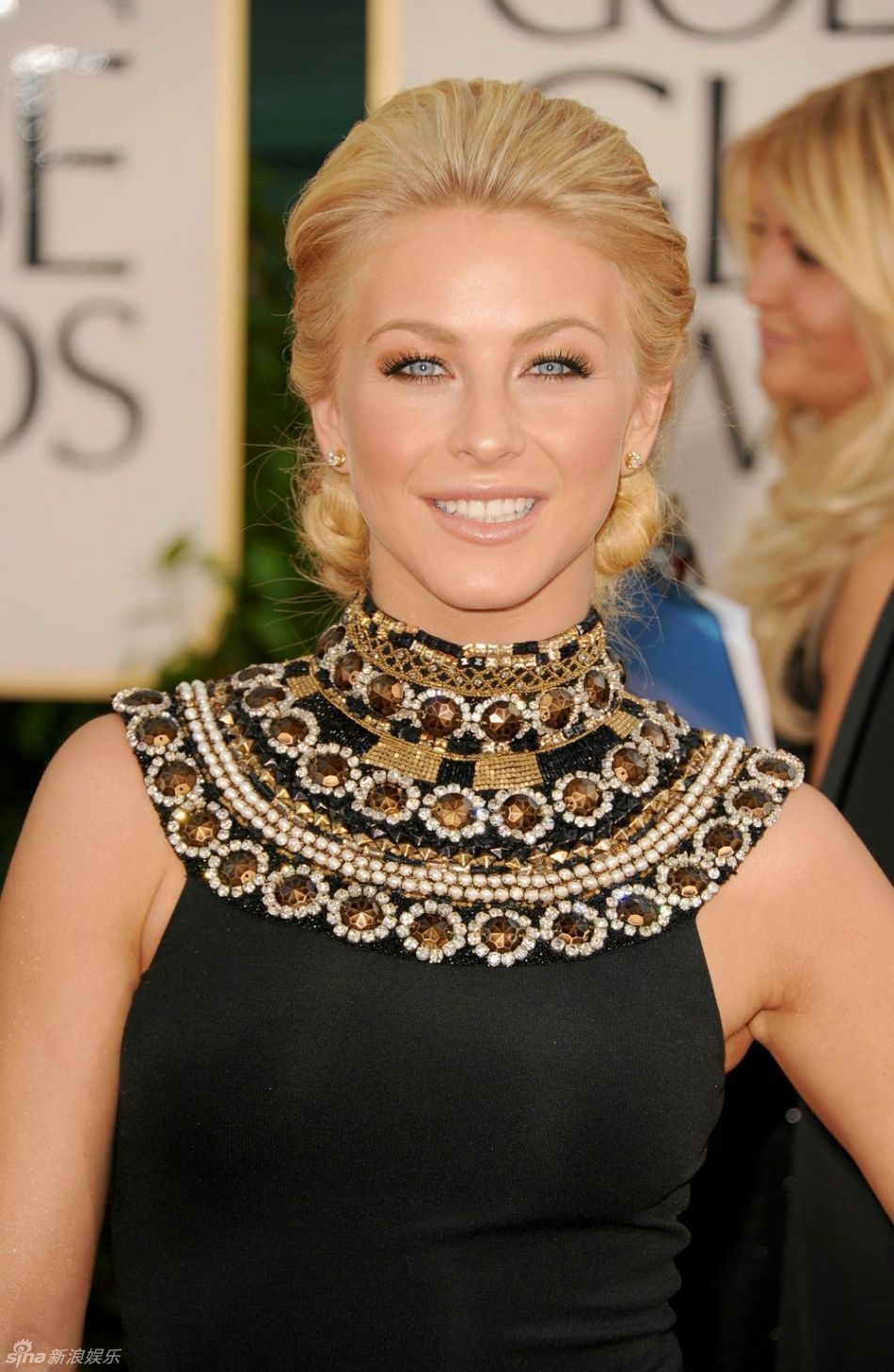 茱丽叶-霍夫宝石领黑裙亮相