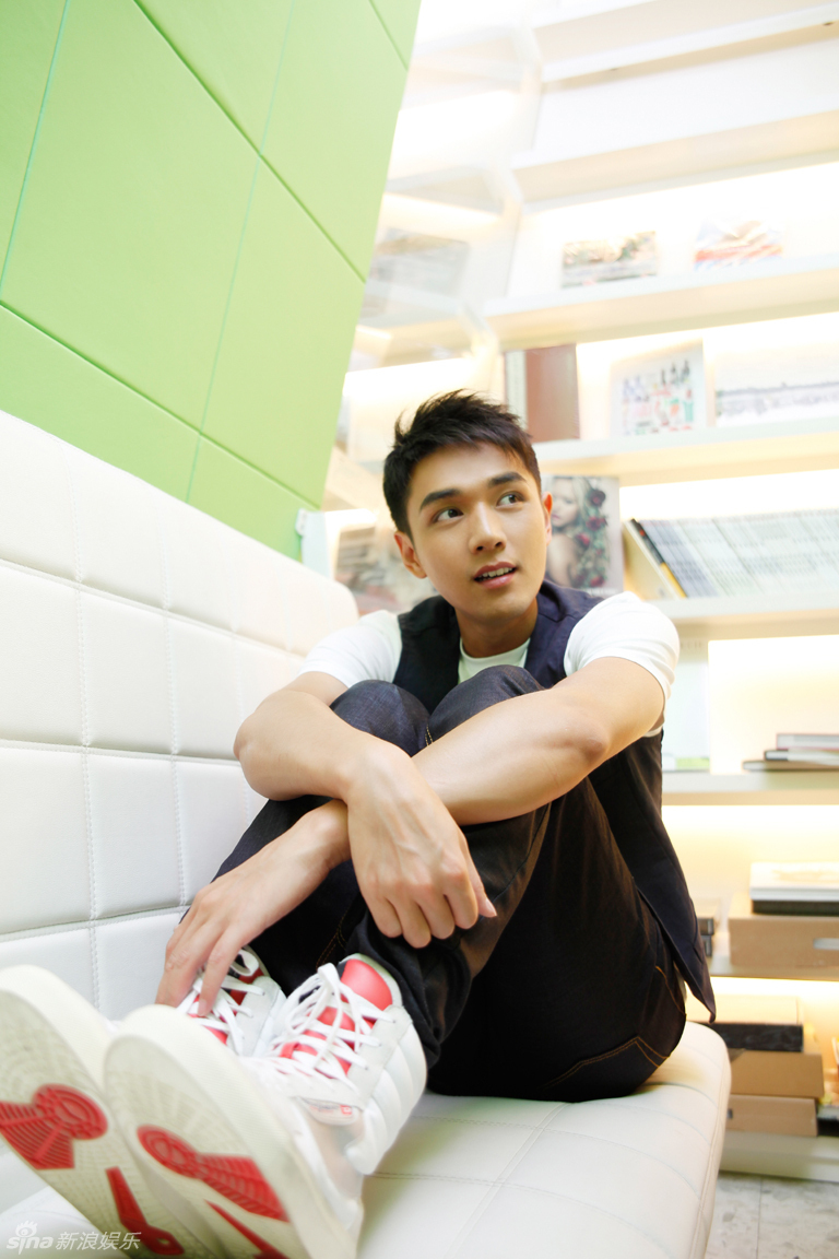 高清图:霍政谚写真曝光 展露邻家男孩阳光笑容_高清图集_新浪网