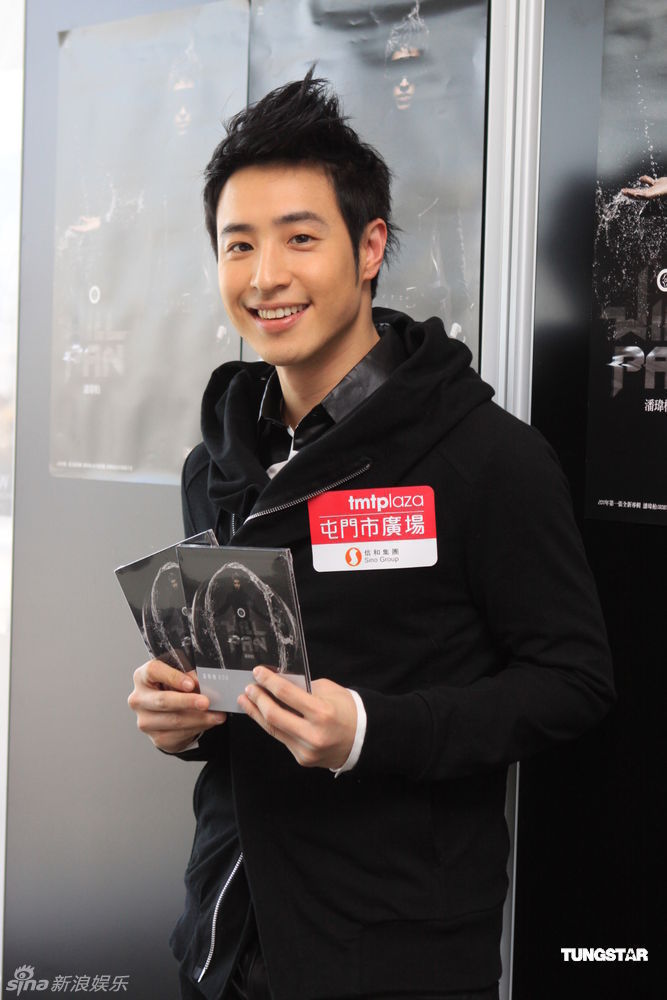 新浪娱乐讯 潘玮柏昨天在唱片公司会见传媒豪派红包,他承认去年赚了