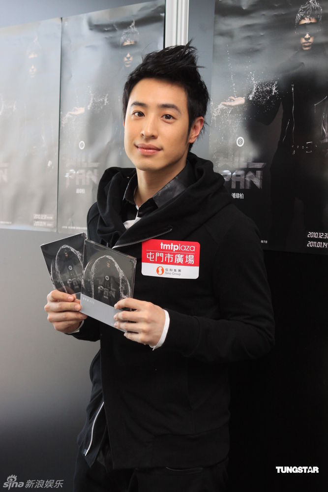 新浪娱乐讯 潘玮柏昨天在唱片公司会见传媒豪派红包,他承认去年赚了
