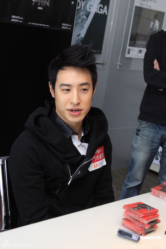 新浪娱乐讯 潘玮柏昨天在唱片公司会见传媒豪派红包,他承认去年赚了