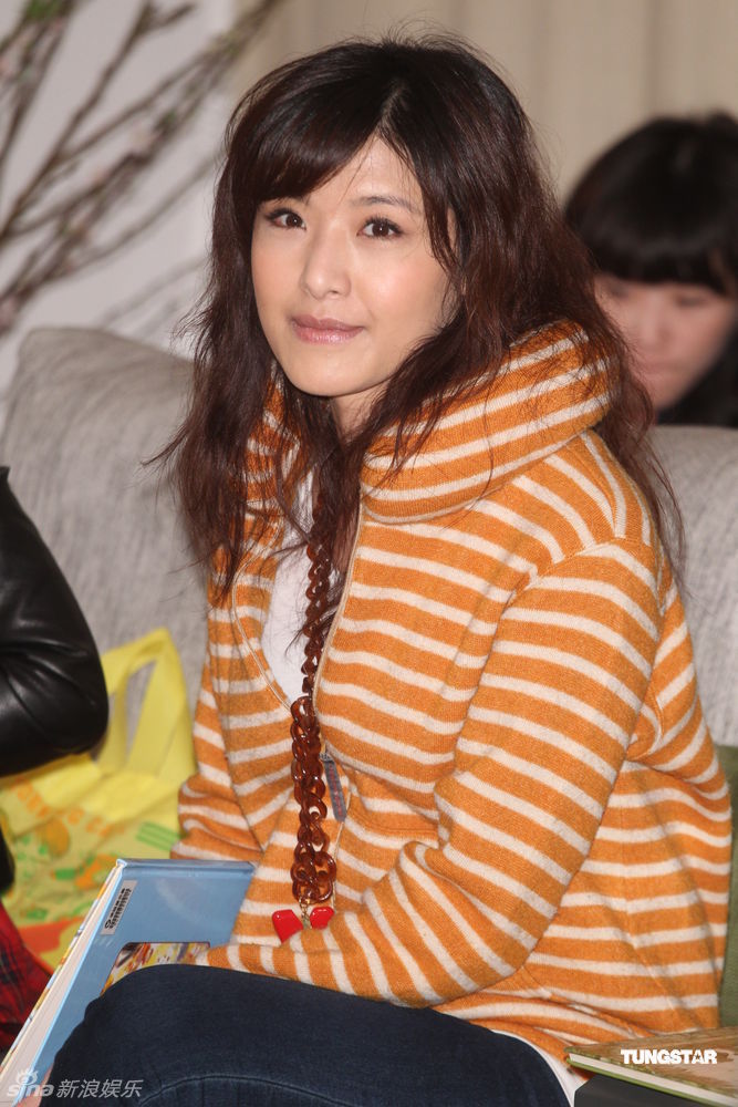 十分有女人味的苏慧伦表示看到许多小朋友,自己也想当妈妈,不过目前也