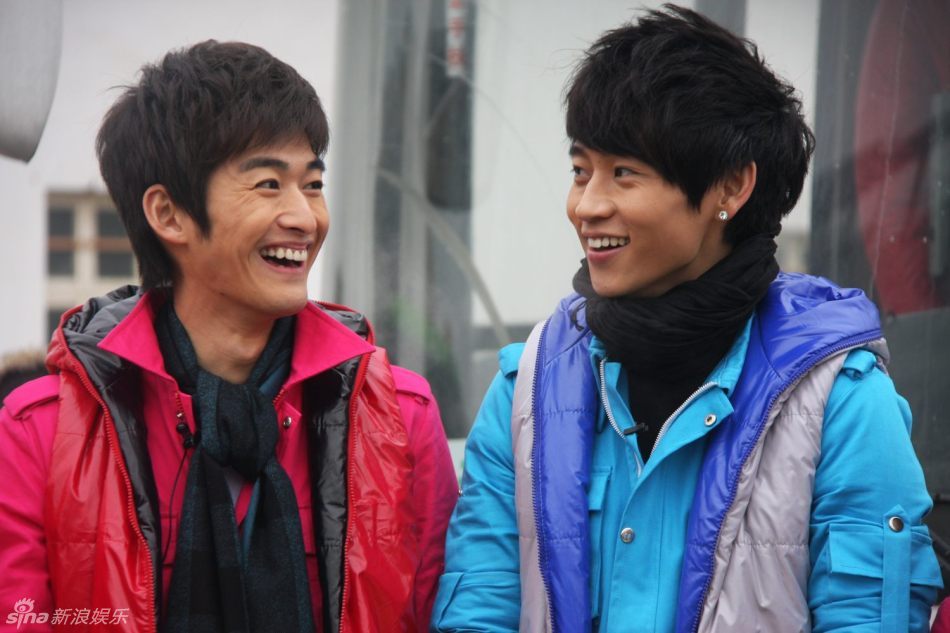 新浪娱乐讯 给力小子张翰魏晨朱梓骁与给力美眉ime在汽