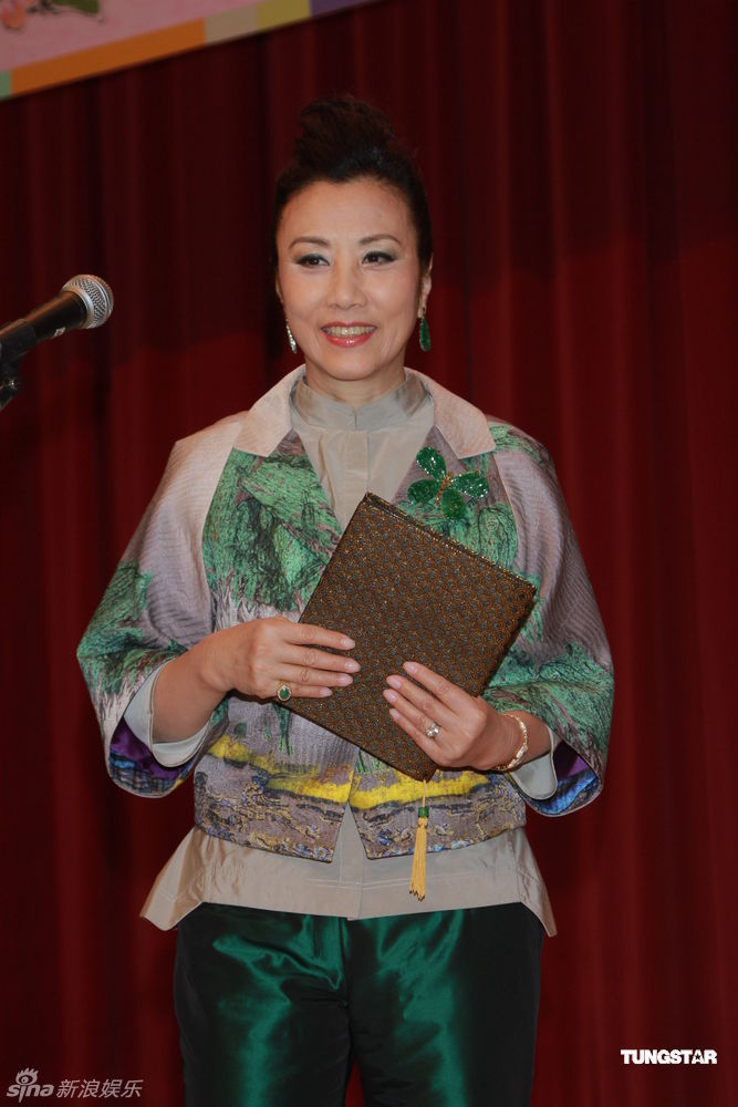 汪明荃慰问老人