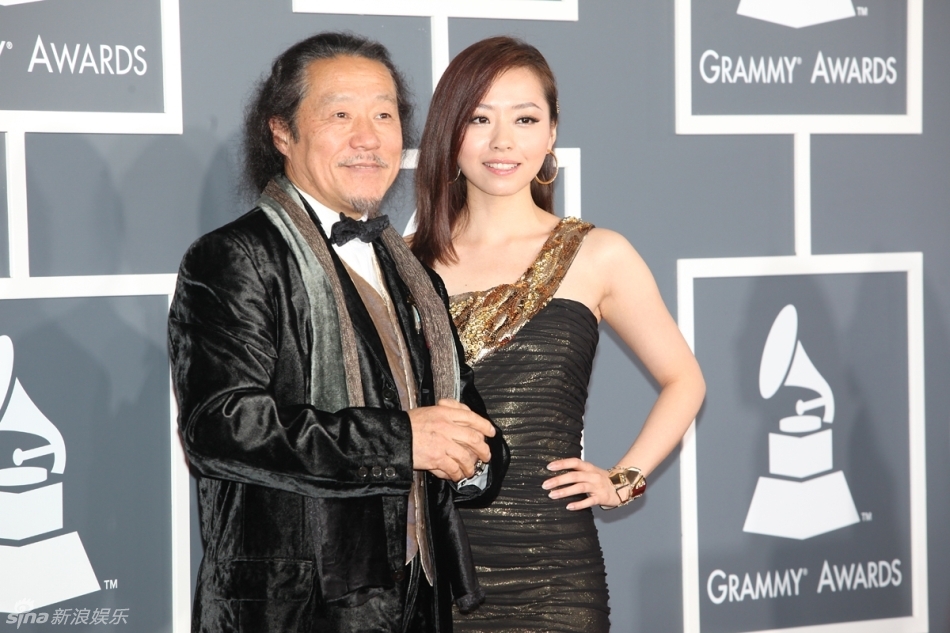 新浪娱乐讯 北京时间2月14日凌晨,第53届格莱美颁奖礼红地毯在美国