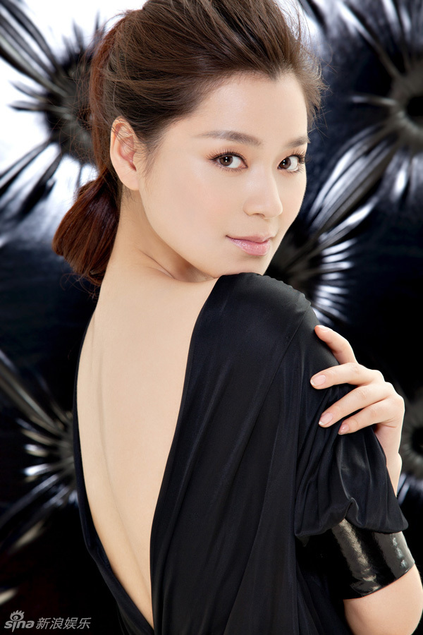 新浪娱乐讯 在主持,综艺等领域都表现活跃的人气女主播嘉妮,最新公开