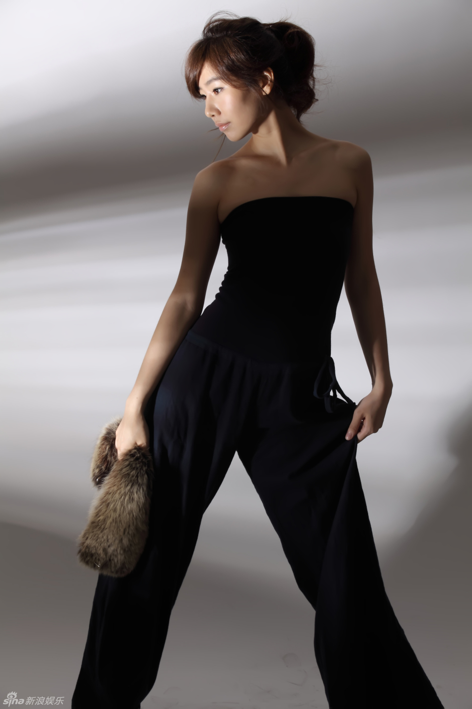 组图:芦菲黑色诱惑写真 营造完美时尚_高清图集_新浪网