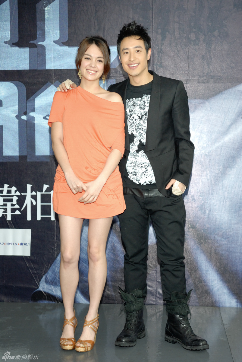 高清组图:潘玮柏新碟改版签唱 张榕容惊喜献桃花_高清图集_新浪网