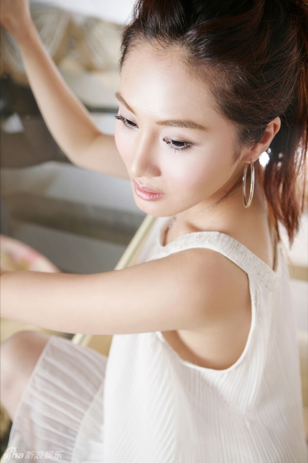 组图:王澜霏变身性感天使 唯美纯白演绎优雅_高清图集_新浪网