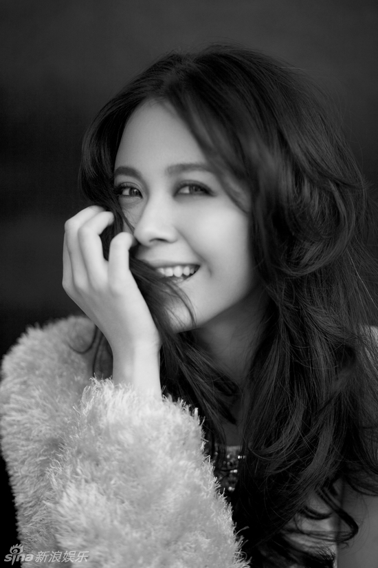 新浪娱乐讯 近日,人气女星杨若兮受邀某时尚杂志拍摄了一组女人味十足