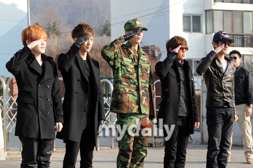 【2011.03.07】【明星】李在元今日(3/7)退役现场 hot成员到场祝贺