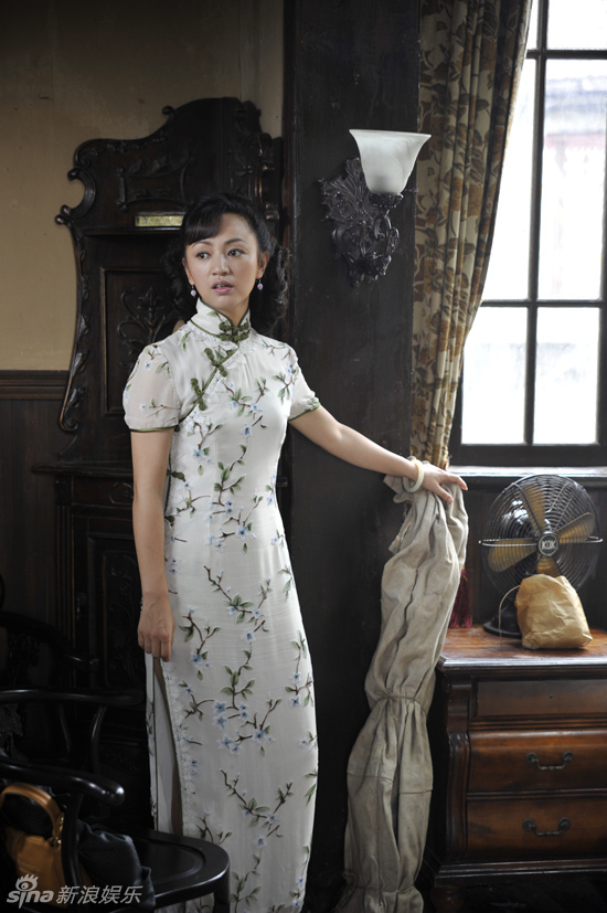 组图:《借枪》热播 罗海琼上演华丽旗袍秀展风姿_高清图集_新浪网