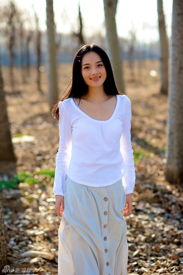 组图:李依玲悄然"绽放" 被称为性情小花旦_高清图集_新浪网