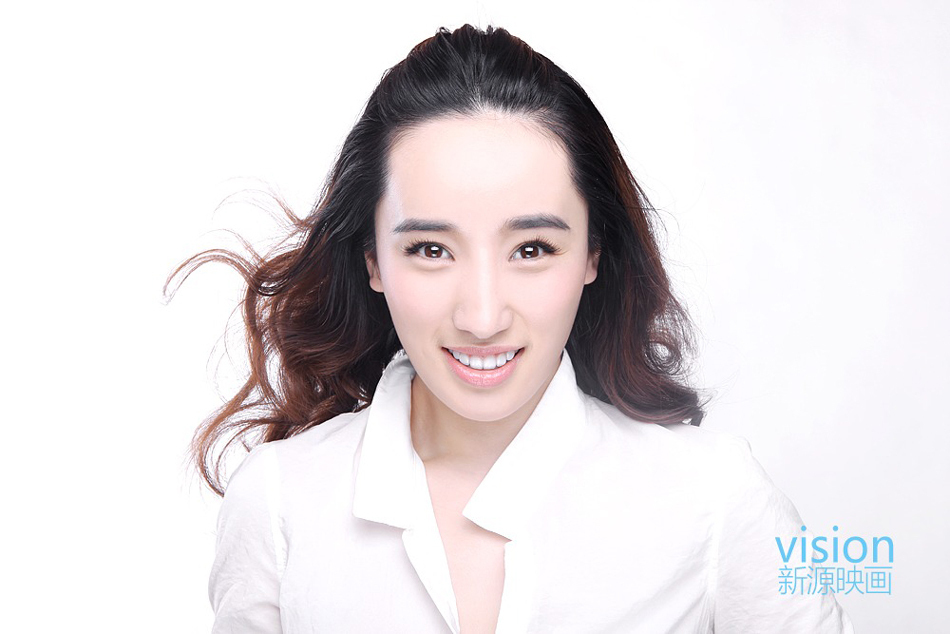 组图:李艳拍清新裸妆大片 "小女人"姿态出镜 _高清图集_新浪网