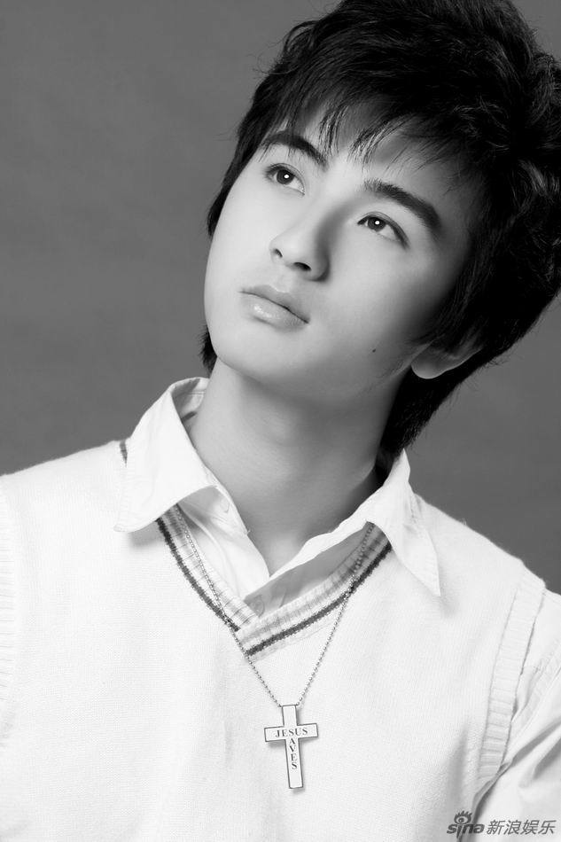 武雨泽五官清秀