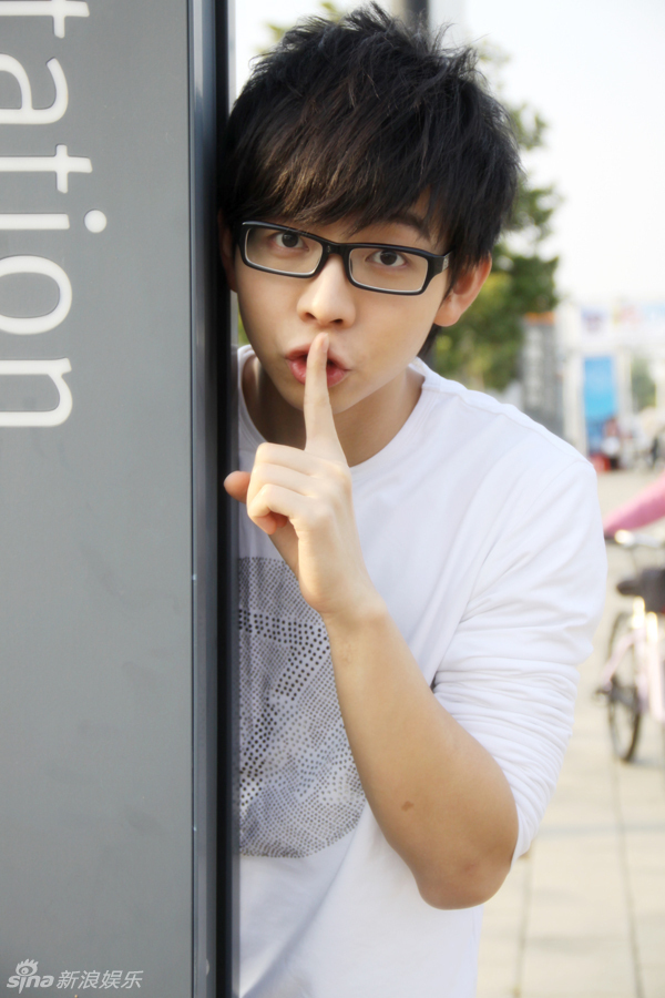 组图:清泉王子胡夏台湾行 搞怪表情扮"高铁少年"_高清图集_新浪网