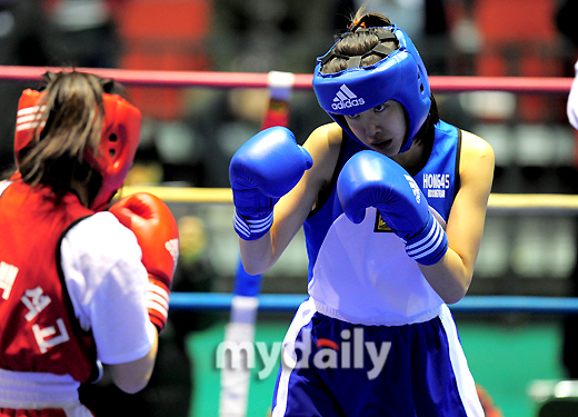 李诗英参加女子拳击比赛