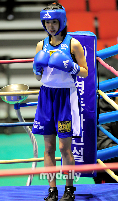 【2011.03.16】【明星】女演员李诗英参加女子拳击比赛夺冠