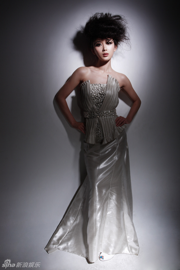章雯淇《黑狐》展纯柔之美 鸟窝头秀脱俗气质(图)_高清图集_新浪网