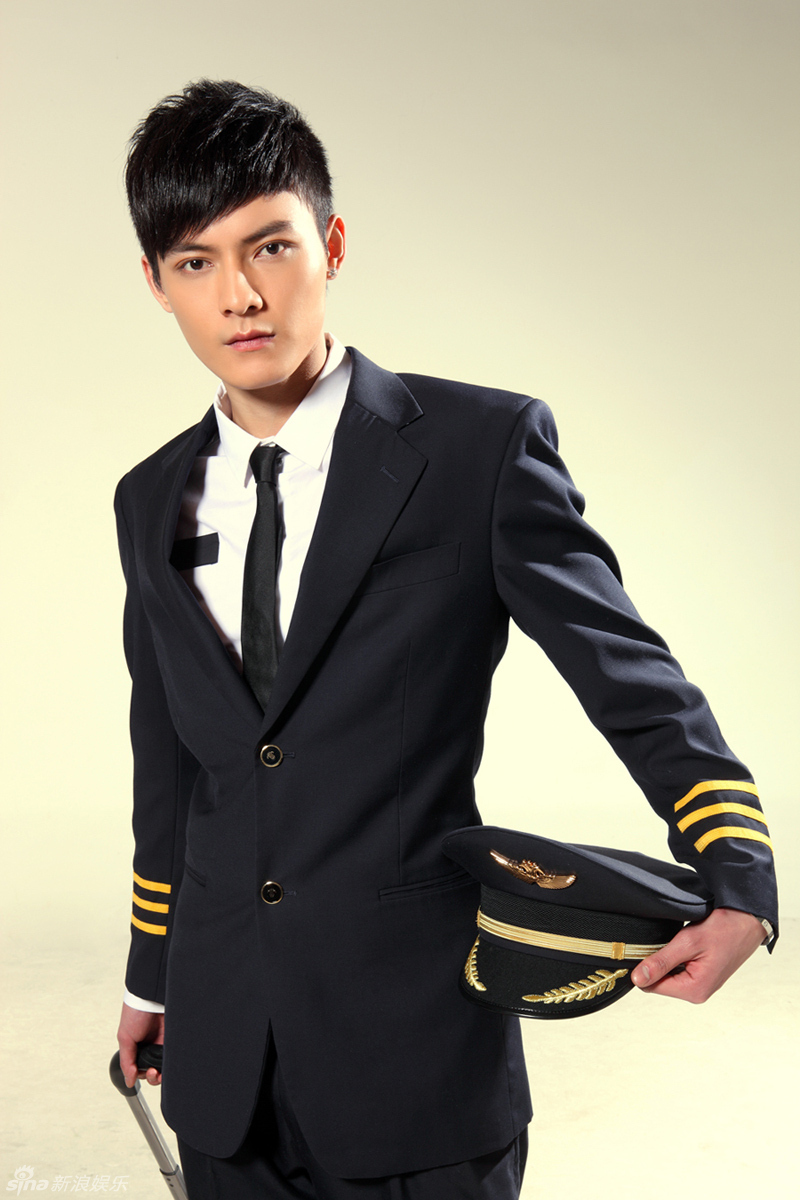 组图:冯铭潮新单曲化身飞行员 制服诱惑帅气有型_高清图集_新浪网