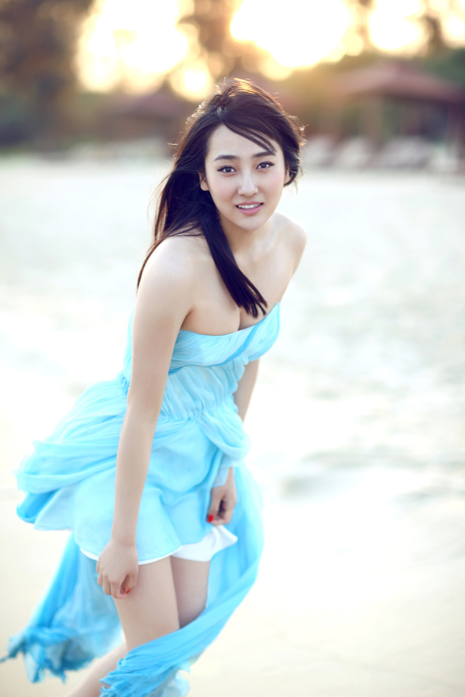 高清图:高姝瑶沙滩写真秀性感 飘逸青春活力四射_高清图集_新浪网