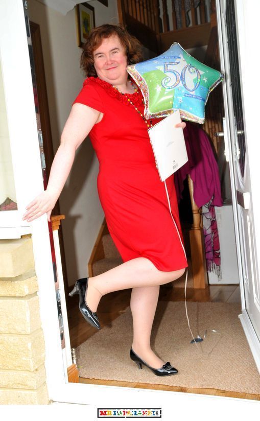 苏珊大妈身穿亮眼红裙