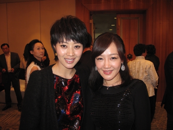 近日,"2011年中国导演明星华泰欢乐汇"在北京举行,华表影后范志博身穿