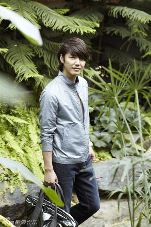 组图:韩星尹相铉全新服装写真 春意盎然温暖阳光_高清图集_新浪网