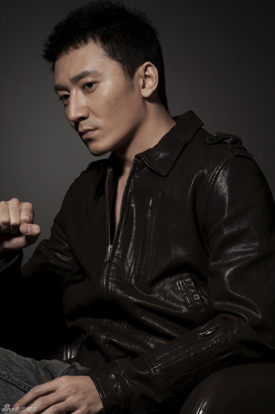 组图:陈昊全新时尚写真 身着黑衫帅气逼人_高清图集_新浪网
