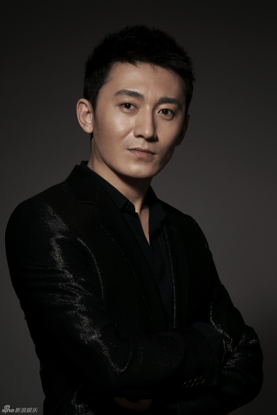 组图:陈昊全新时尚写真 身着黑衫帅气逼人_高清图集_新浪网