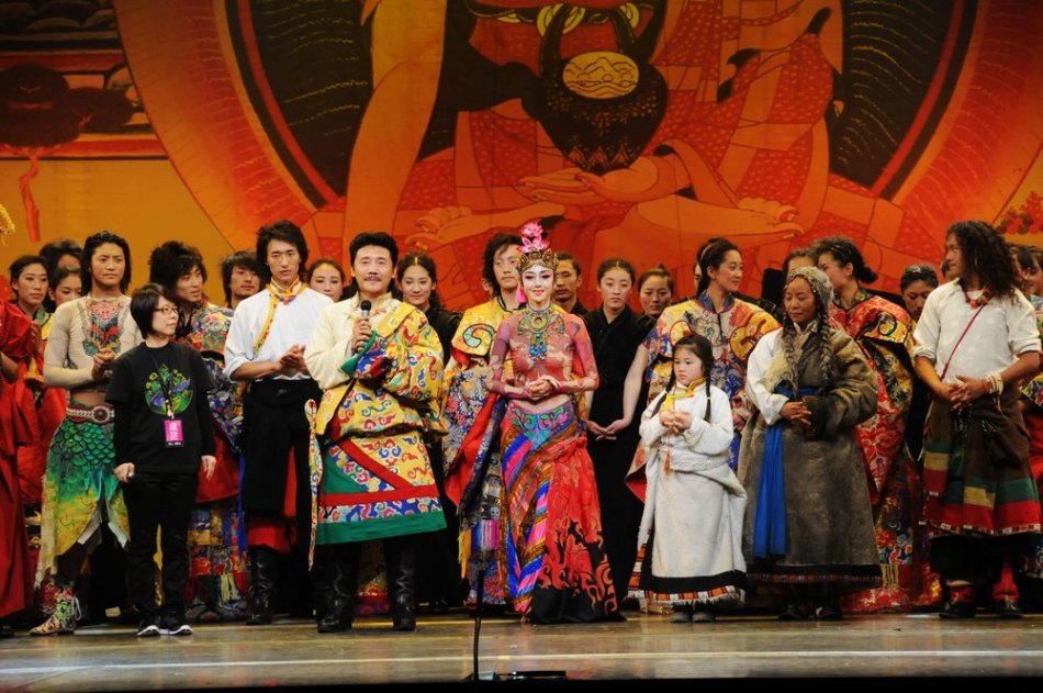 由容中尔甲投资制作,杨丽萍担任总编导的大型原生态藏族歌舞乐《藏谜