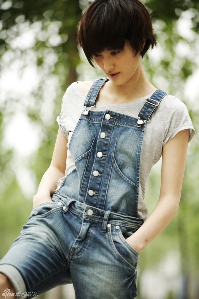 组图:隋俊波拍春日写真 清爽短发如绿色天使_高清图集_新浪网