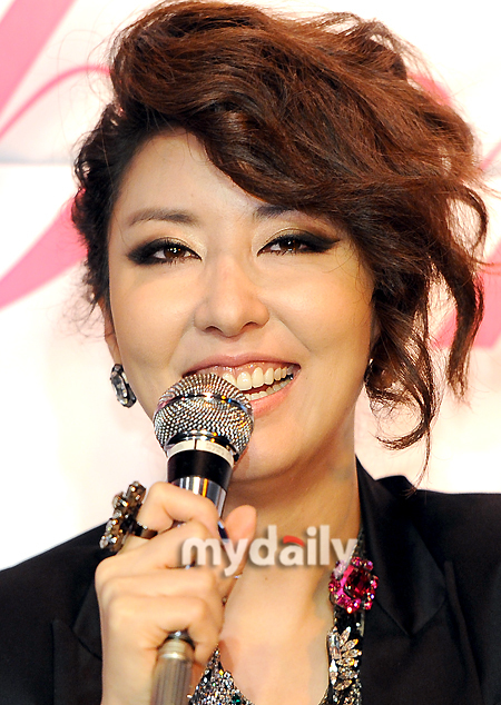 04.19】【音乐】韩歌手金宛善(金元萱)复出记者会 43岁美丽年轻依旧