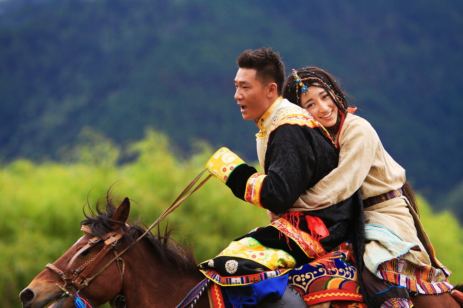 组图:《热巴情》剧照曝光 爱情故事甜美真挚_高清图集_新浪网